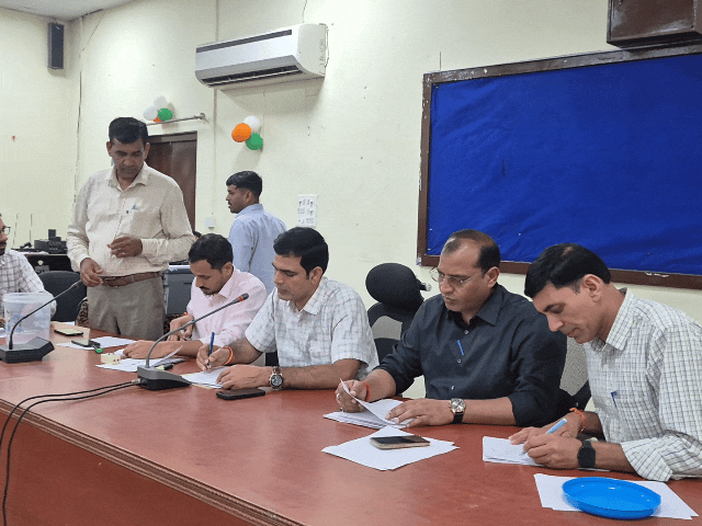 चुनाव चिन्ह आवंटन करते रिटर्निंग अधिकारी।