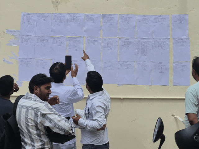 सूचना केंद्र सभागार के बाहर वार्ड वाइज़ सूची लगाई गई।