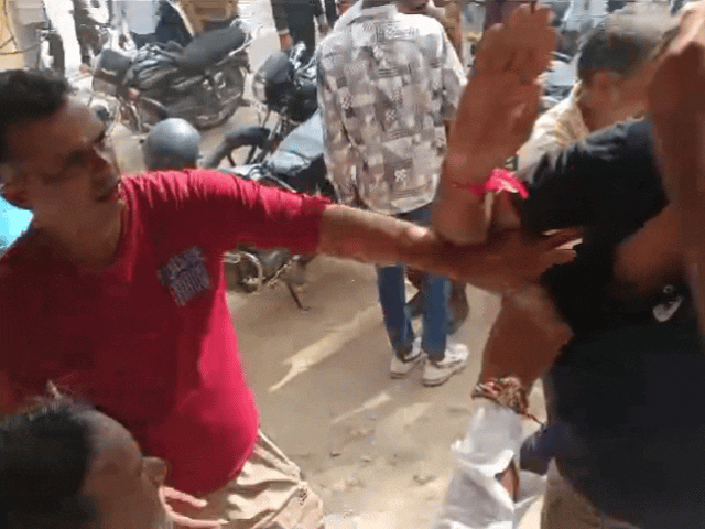 मिठाई की दुकान में आरोपी पक्ष चले गए जिनको निकाल कर भीड़ और पीड़ित पक्ष द्वारा पीटा गया