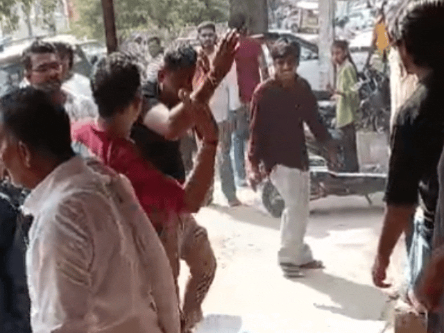 लाल टीशर्ट पहने युवक सुनील अपने बेटे को हॉस्पिटल दिखाकर लौट रहा था। बोलेरो सवार ने पीटा तो उसने आरोपियों की पिटाई कर दी।
