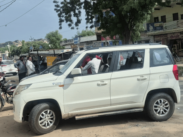 आरोपी इसी सफेद रंग की बोलेरो कार में आए थे। गाड़ी टच होने की बात कहते हुए बोलेरो से उतरते ही सुनील पर मुक्के बरसा दिए। इसके बाद सुनील और उसके दोस्त ने लोगों की मदद से सभी को पीटा। बोलेरो के शीशे फोड़ दिए।