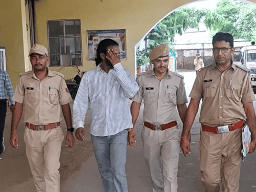 जब्त 3 मोबाइल में मिले पैसा लेने के सबूत; प्राइवेट गार्ड की भी मिलीभगत|सीकर,Sikar - Dainik Bhaskar