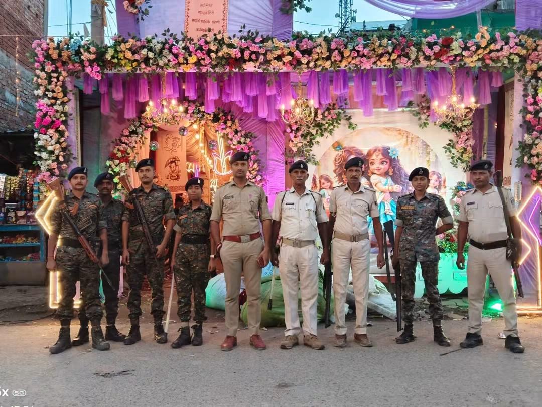सुरक्षा व्यवस्था मे लगे पुलिस अधिकारी।