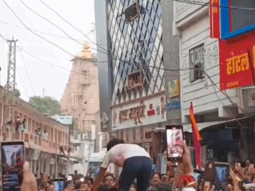 कलाकारों ने पारंपरिक अंदाज में मटकी फोड़कर भगवान श्रीकृष्ण की बाल लीलाओं को जीवंत किया।