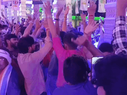 दिनभर मंदिर परिसर और पूरे कस्बे में उत्सव जैसा माहौल बना रहा।
