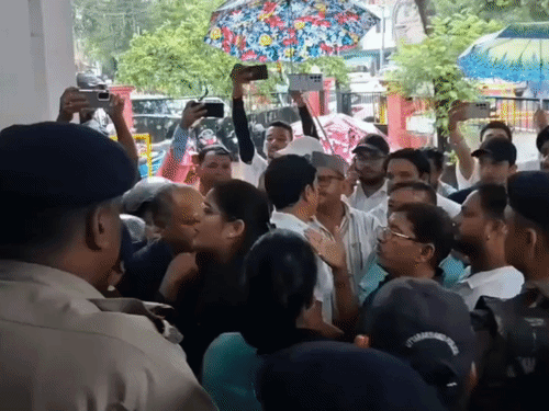 हल्द्वानी शुद्धिकरण विवाद, BJP नेताओं के खिलाफ बेंगलुरु में FIR: उत्तराखंड में मल्लिकार्जुन खड़गे की रैली के बाद मैदान में हवन-पूजन किया था राहुल गांधी के खिलाफ FIR दर्ज होने के बाद कांग्रेसी कार्यकर्ताओं ने हल्द्वानी SSP दफ्तर पर जमकर प्रदर्शन किया था।