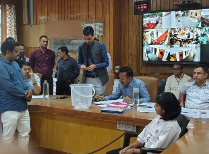 एक सिंबल के लिए ज्यादा प्रत्याशी होने पर 10 वार्डों के प्रत्याशियों के लिए लॉटरी से सिंबल आवंटित किए गए।