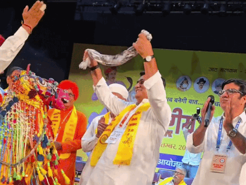 जयपुर में बिड़ला ऑडिटोरियम में राष्ट्रीय तेजा संवाद कार्यक्रम में पीसीसी चीफ गोविंद सिंह डोटासरा गमछा डांस करते हुए।