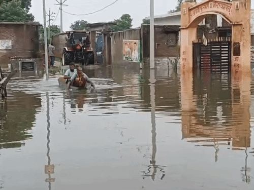 The water of the Lon River has reached homes in Porai village of Unnao district in UP.
