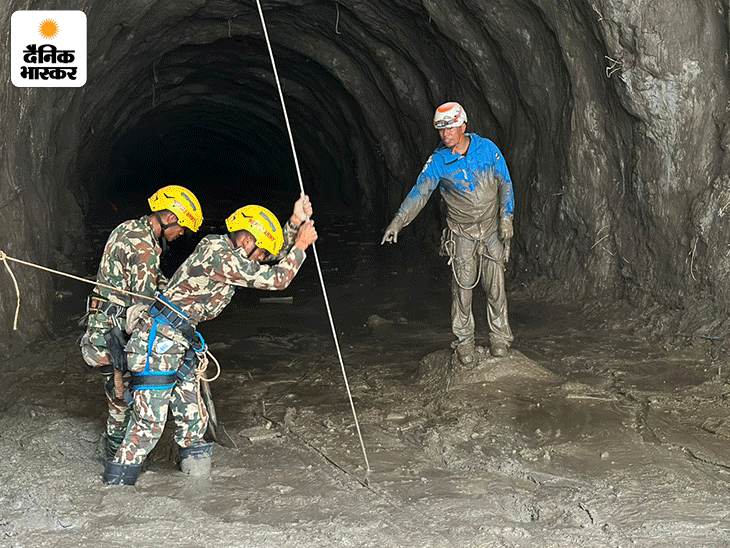 रसुवा की चिलिमे टनल में रेस्क्यू की फोटो। यहां कीचड़ और दलदल की वजह से रेस्क्यू सबसे मुश्किल हो गया है।