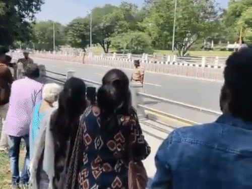 इनमें पुलिस कस्टडी में मृत युवक आकाश डेलिसन के परिजन भी शामिल थे। जो पुलिस सिक्योरिटी तोड़कर काफिले की तरफ भागे।