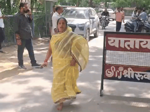 जालोर में नामांकन वापसी रद्द कराने एसडीएम ऑफिस की तरफ नंगे पैर भागतीं नीलम कुमारी। अजमेर में टिकट कटने के बाद रोतीं लक्ष्मी बुंदेल।