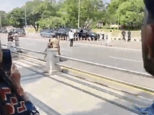उन लोगों के सीएम के काफिले तक पहुंचने के बाद गाड़ियां रोकी गईं और पीछे गए पुलिसकर्मियों ने उन्हें पकड़ा।
