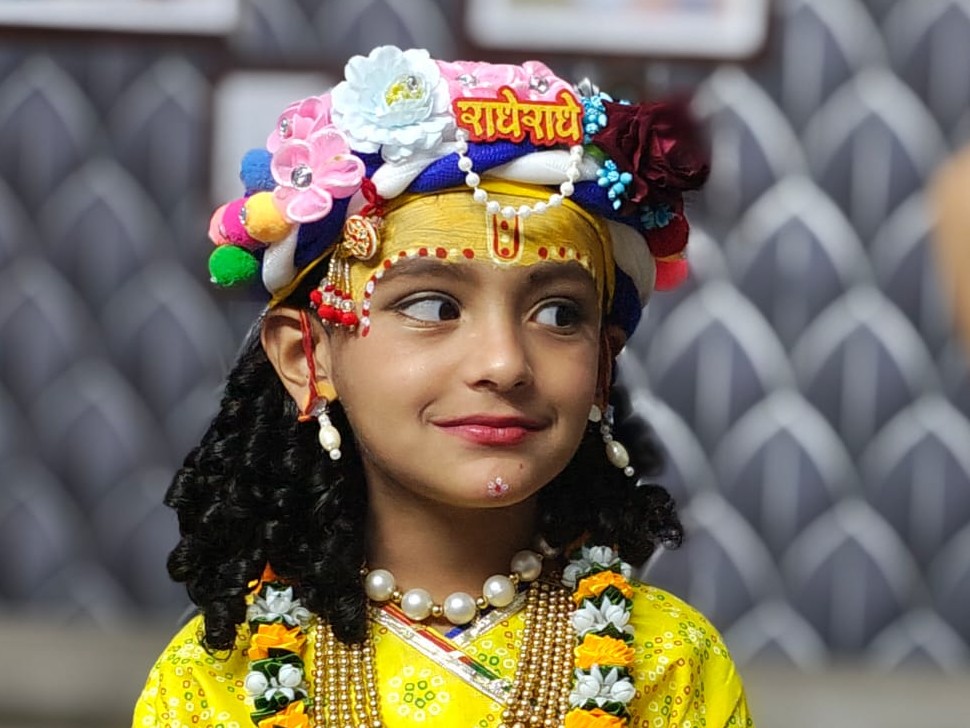 श्रीकृष्ण जन्माष्टमी के लिए कान्हा के रूप में सजा नन्हा बच्चा।