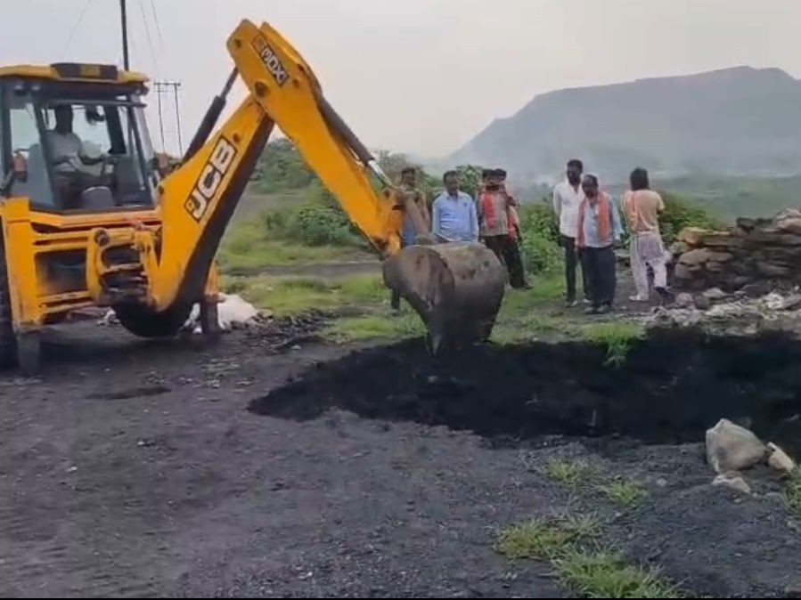 शुक्रवार को अधिकारियों की मौजूदगी में गोफ की भराई का काम शुरू कराया गया।