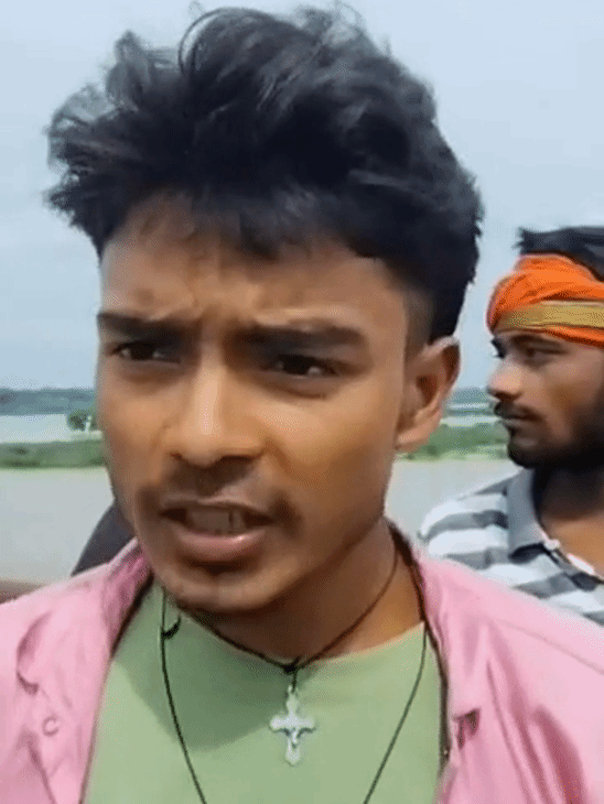 रील बना रहे युवक ने बताया कि पिता के पहुंचने से पहले ही युवती ने गंगा में छलांग लगा दी।