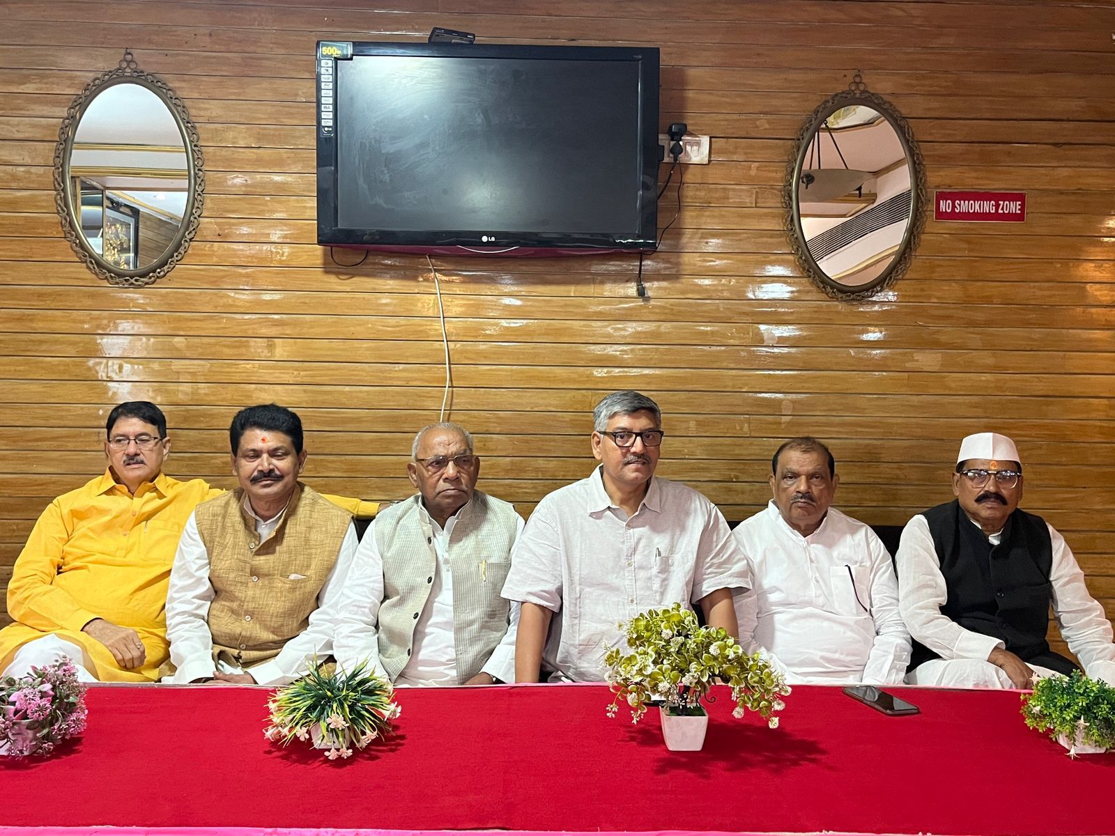 AICC सदस्य आनंद माधव सहित अन्य नेता मौजूद।