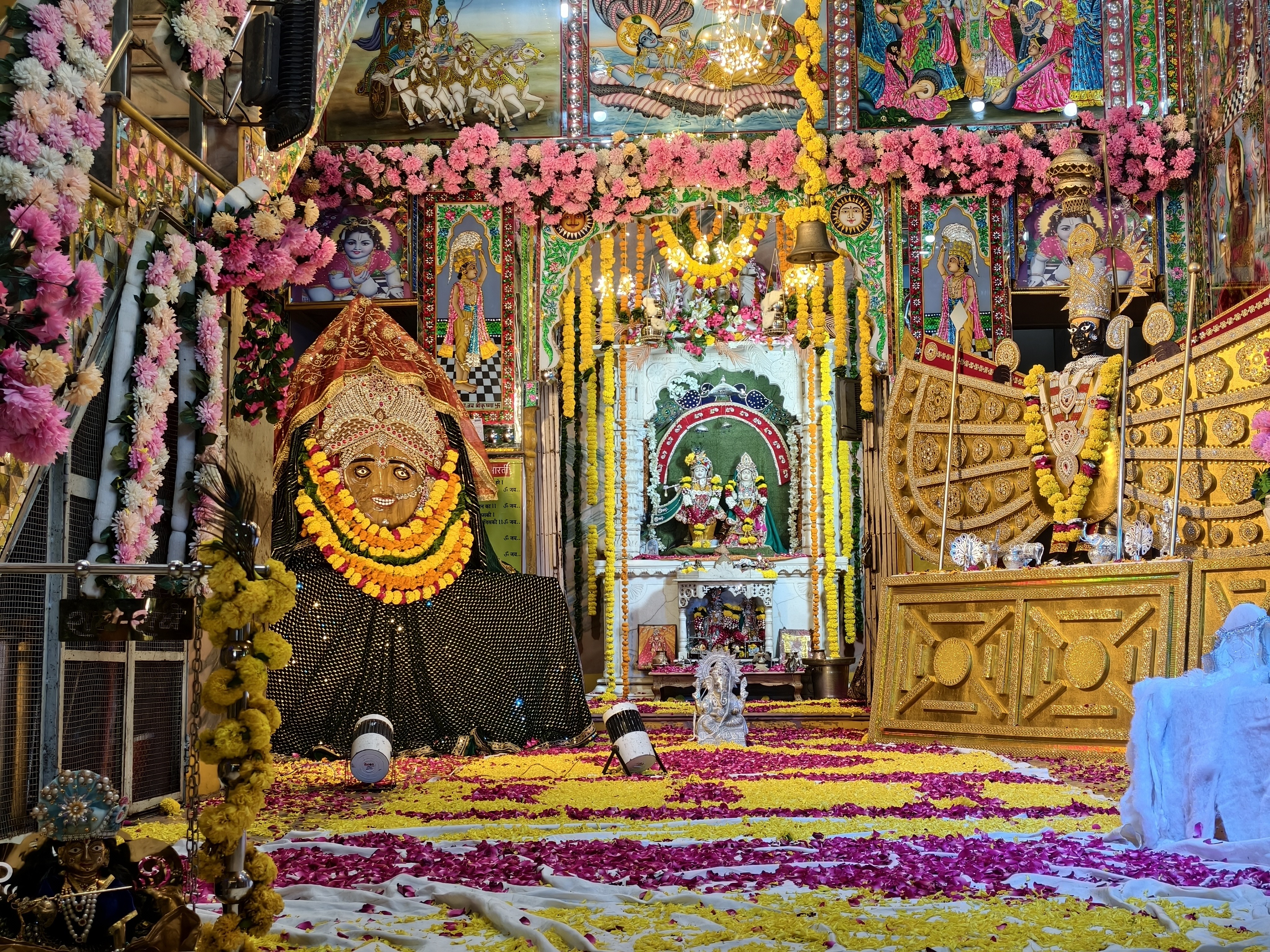 श्री राठौड़ तेलियान मंदिर में सजी लक्ष्मी नाथ जी की झांकी।