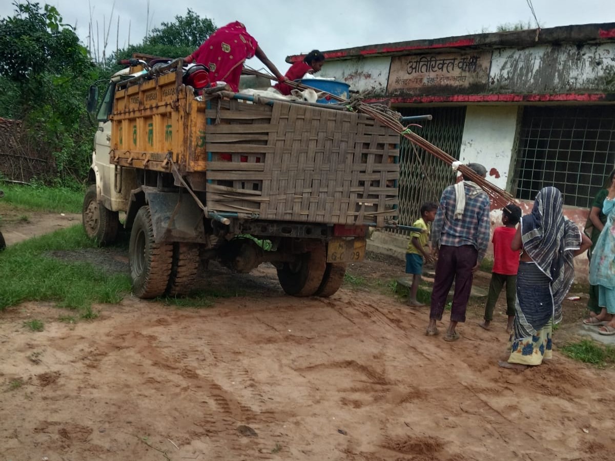 बाढ़ग्रस्त परिवार का सामान स्कूल पहुंचाया गया।