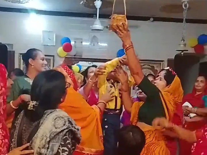 मटकी फूटते ही मंदिर परिसर में उत्साह छा गया और श्रद्धालुओं ने 'नंद के आनंद भयो, जय कन्हैया लाल की' के जयकारे लगाए।
