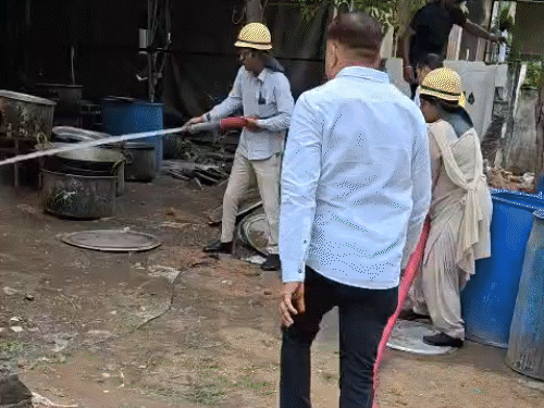 दमकलकर्मियों पर सिलेंडर पर पानी की बौछार डाली, हालांकि आग नहीं बुझी। ऐसे में हेड कॉन्स्टेबल ने गीला कट्‌टा डालकर आग पर काबू पाया।