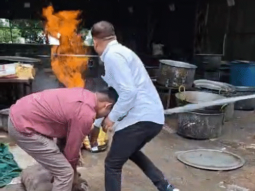 जलते हुए सिलेंडर को बाहर फेंककर हेड कॉन्स्टेबल ने बड़ा हादसा होने से बचा लिया।