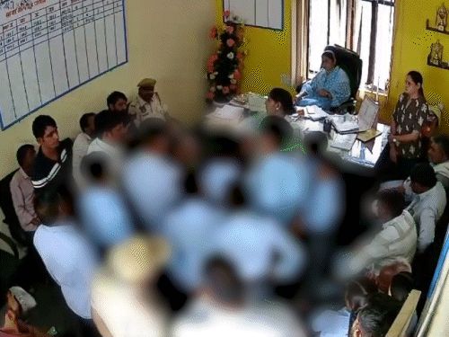 सांगानेर के राजकीय उच्च माध्यमिक विद्यालय मंदाऊ में चुनाव ड्यूटी से एक शिक्षिका को कार्यमुक्त किए जाने के बाद रिश्तेदारों ने हंगामा कर दिया।