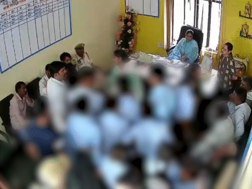 प्रिंसीपल के कमरे में कई लोग पहुंच गए।