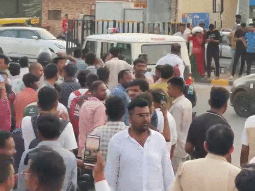 हादसे के बाद मौके पर बड़ी संख्या में लोग जमा हो गए।