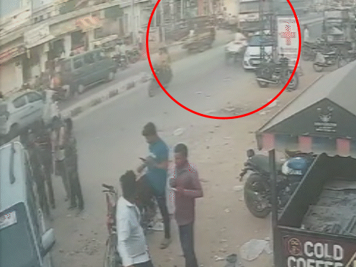 बाइक सवार दंपती को तेज रफ्तार डंपर कुचलते हुए निकल गया।