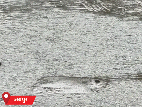 जयपुर में बीते 24 घंटे से रुक-रुककर हो रही बारिश के कारण मौसम बदल गया है। लोगों को गर्मी-उमस से राहत मिली है।
