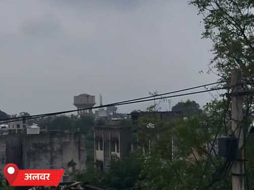 अलवर में शुक्रवार को दिनभर बादल छाए रहे। बदले मौसम के कारण यहां तापमान में भी गिरावट हुई है।