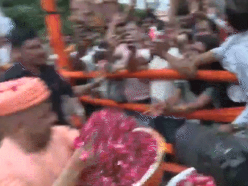 सीएम योगी ने ब्रजवासियों-श्रद्धालुओं पर गुलाब के फूल बरसाए। इस दौरान लोग भगवान कृष्ण के जयकारे लगाते रहे।