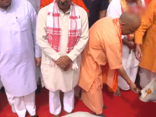 सीएम योगी ने श्रीकृष्ण जन्मभूमि में गाय की पूजा की और गुड़ खिलाया।