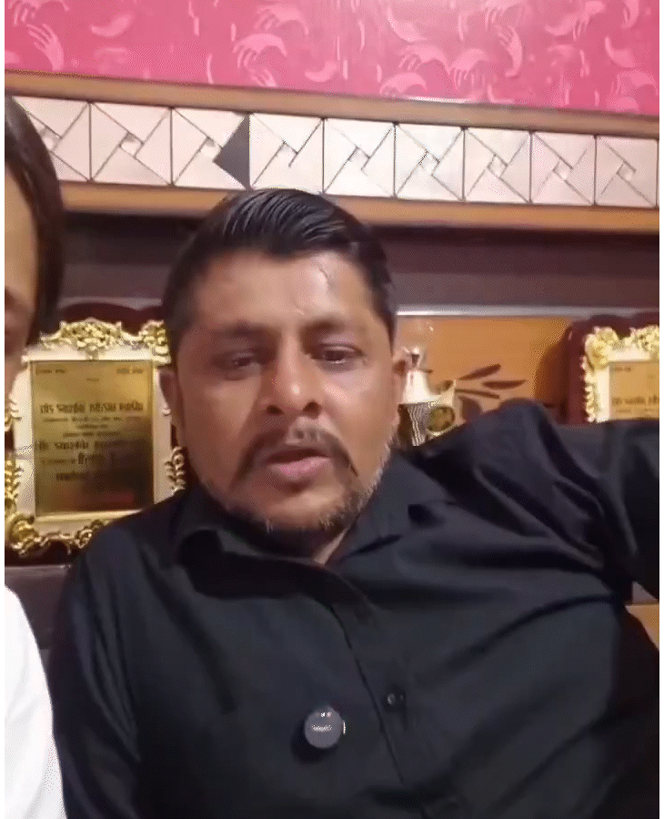 स्वतंत्र भारद्वाज को हिरासत में लिए जाने का विरोध: संसद मार्ग थाने के बाहर हिंदू संगठनों का प्रदर्शन; CJP के धरने के बाद पुलिस ने पकड़ा था नीशू के पिता संजय का यह वीडियो वायरल हुआ है। हालांकि उन्होंने सफाई में कहा कि ये वीडियो अधूरा है, इसमें पूरी बात नहीं बताई गई।