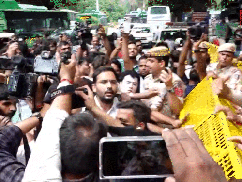 सीजेपी प्रवक्ता आशुतोष रांका को पुलिस ने बैरेकेडिंग लगाकर रोक दिया था। जिसके बाद उन्होंने पुलिस से बात की।