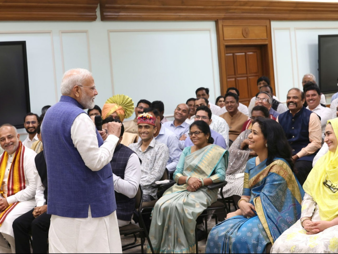 यह तस्वीर 2025 की है, जब पीएम मोदी ने टीचर्स अवॉर्ड पाने वाले शिक्षकों से मुलाकात की थी। - Dainik Bhaskar