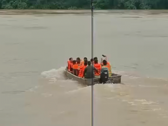 जबलपुर के ग्वारीघाट में नर्मदा नदी में जवानों की मोटरबोट डूब गई। - Dainik Bhaskar
