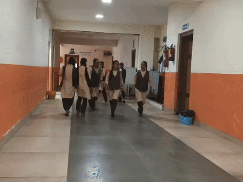 प्रशासन के स्कूल शिफ्ट करने का फैसला वापस लेने के बाद छात्राएं।
