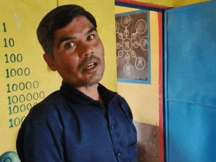 शिक्षक सतीश कुमार दुबे पर शराब पीकर स्कूल आने का आरोप है।