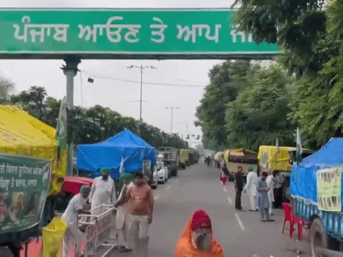 चंडीगढ़-मोहाली बॉर्डर पर किसानों का पक्का मोर्चा चल रहा है।