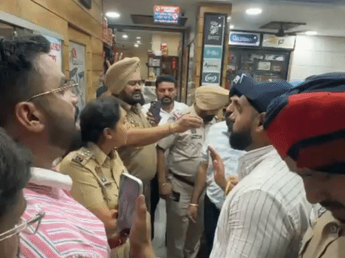 जालंधर में महिला SHO और डिस्ट्रीब्यूर के बीच होती बहस। (फाइल शॉर्ट)
