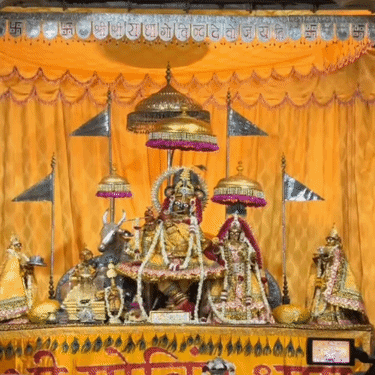 गोविंददेव जी की आरती करते हुए पंड़ित।