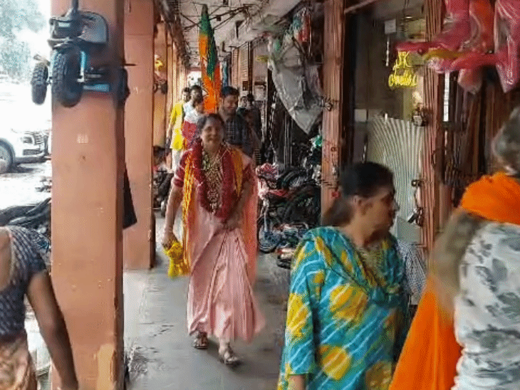 वार्ड 110 से बीजेपी प्रत्याशी पूर्व मेयर ज्योति खंडेलवाल प्रचार करते हुए।