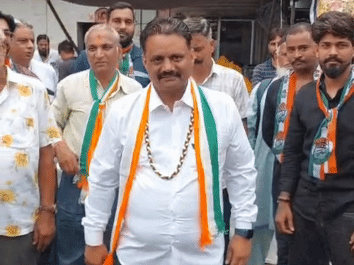 वार्ड 112 से कांग्रेस प्रत्याशी आशीष शर्मा का कहना है कि चुनाव वे नहीं वार्ड की जनता लड़ रही है।