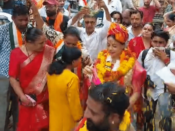 वार्ड 110 से कांग्रेस प्रत्याशी सुनीता मेठी ने साफ-सफाई और आवारा पशुओं की समस्या को चुनावी मुद्दा बनाते हुए प्रचार किया।
