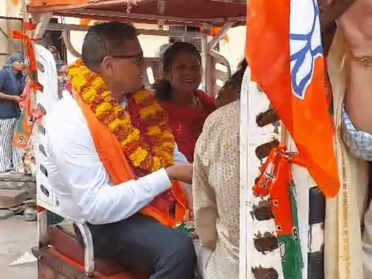 वार्ड 112 भाजपा से प्रदेश उपाध्यक्ष रहे सुनील कोठारी ने ई-रिक्शा में बैठकर प्रचार किया।
