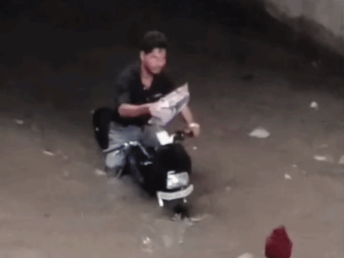 अंबाला में अंडरपास में युवक की बाइक बंद हो गई। युवक को बाहर निकालने के लिए दो बच्चे जलभराव से होते हुए उसके पास पहुंचे।