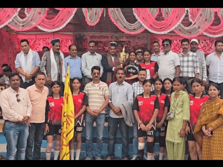 प्रतियोगिताओं में प्रथम टीम को सम्मानित करते हुए अतिथिगण।