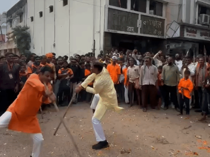 महापौर मधुसूदन यादव अखाड़े में आयोजित पारंपरिक खेल में शामिल हुए।
